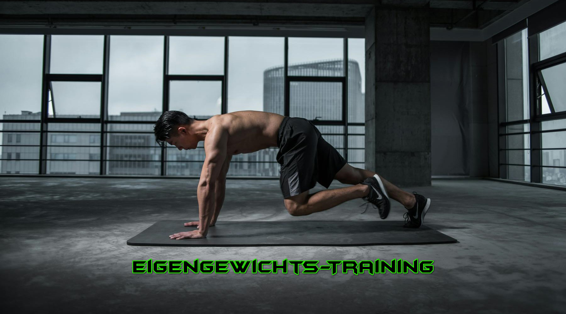 Mann macht ein gesundes Rücken-Training auf der Matte