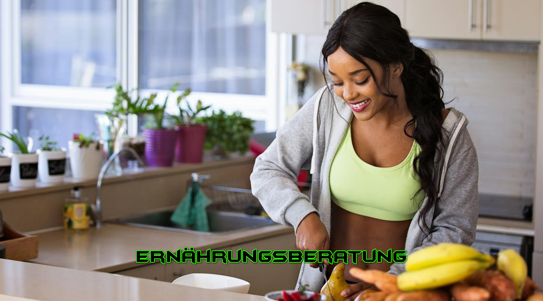 Frau in der Küche, die gesunde Lebensmittel zubereitet Ernährungsberatung