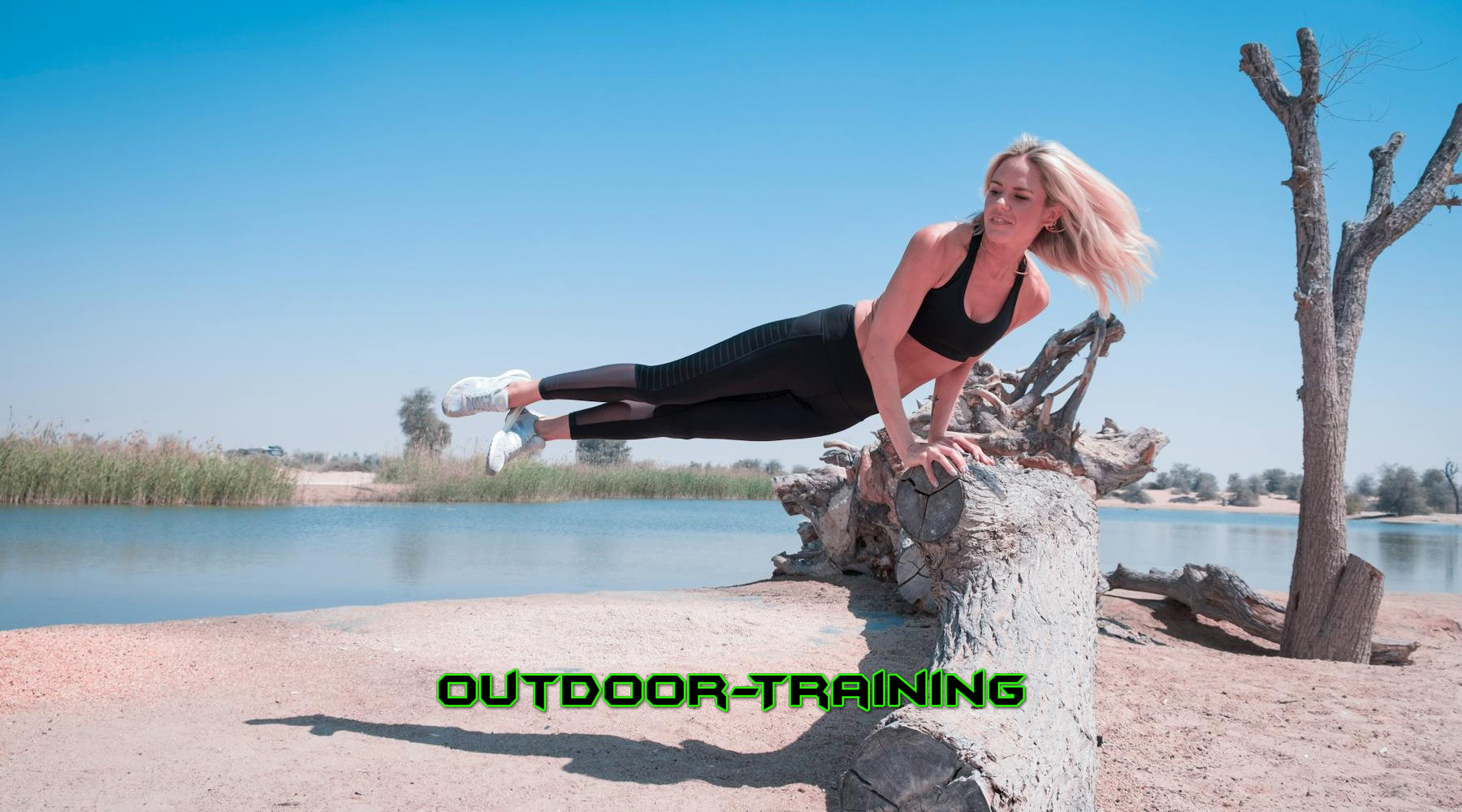 Outdoor Training Frau springt über einen umgefallenen Baum